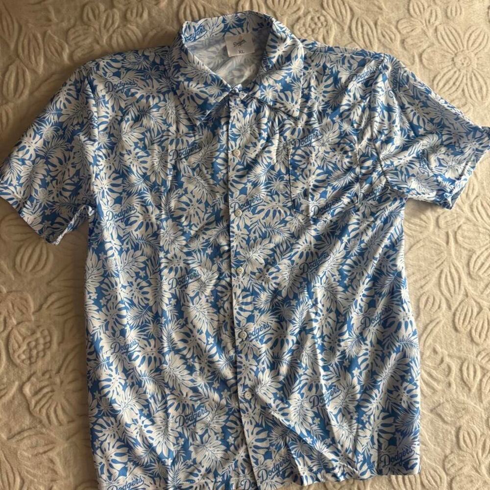 Blue and white hawaiian button up